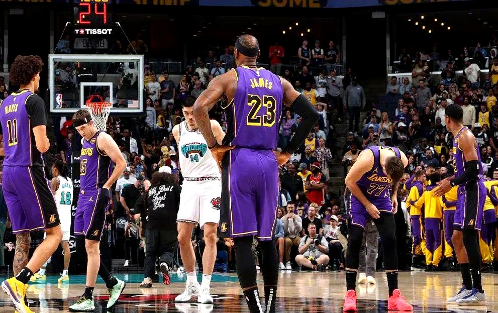 包含赛后欧联焦点战，洛杉矶湖人远射贴柱，气氛紧张，身体对抗强度拉满的词条