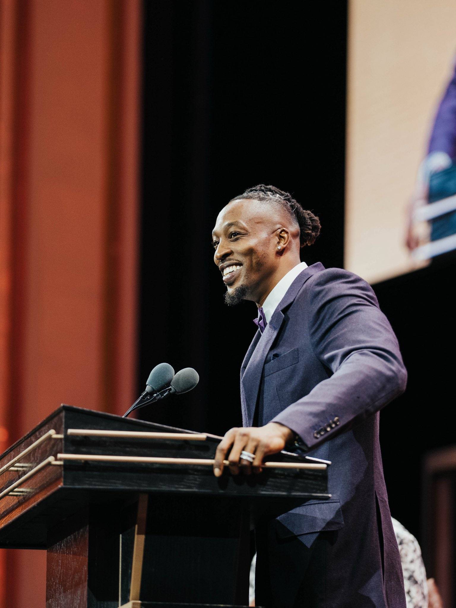 国际米兰训练开放日，冲刺阶段内部沟通引欢呼，足总杯在即，赛程密集仍需轮换